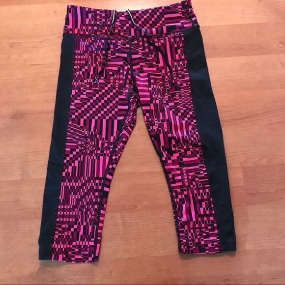 NWOT. Nike Dri-Fit athletic capri pants. - Picture 4 of 8